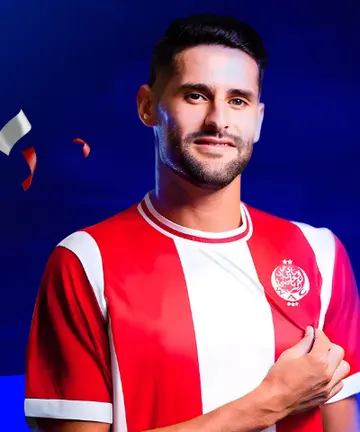 Joueur du Wydad AC en maillot rouge et blanc, club partenaire de Mostbet